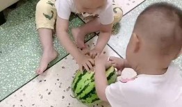 兄弟吵架吃瓜,吃瓜群众围观家庭大战