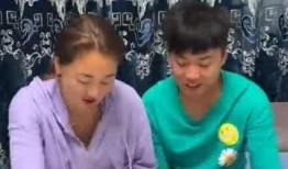 夫妻在吃瓜,笑谈人间百态