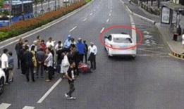 车祸吃瓜群众变被看吃瓜,车祸现场的微妙转变