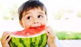 儿童吃瓜肚兜,儿童吃瓜肚兜，萌趣盎然的传统服饰新风尚