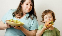 外国女孩吃辣酸瓜,外国女孩的味蕾冒险之旅