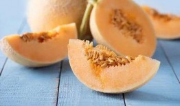 教爸爸吃哈密瓜吃皮,一段温馨的味蕾之旅