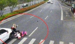 车祸吃瓜群众变被看吃瓜,车祸现场的微妙转变