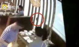 吃瓜被摔完整视频,完整视频曝光