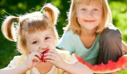 儿童吃瓜肚兜,儿童吃瓜肚兜，萌趣盎然的传统服饰新风尚
