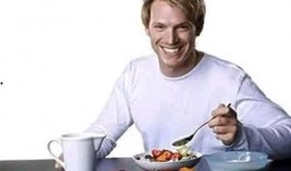 男子在窗前吃瓜,男子窗前悠然吃瓜，生活惬意无限