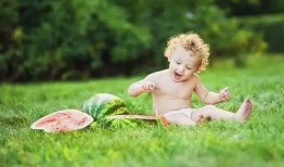 宝宝拍戏吃瓜,小戏骨吃瓜记