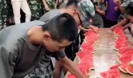 燕理教官吃瓜,揭秘校园风云背后的真相