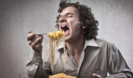 男子在窗前吃瓜,男子窗前悠然吃瓜，生活惬意无限