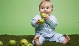 宝宝吃瓜有趣瞬间,甜蜜瓜果下的童真笑颜